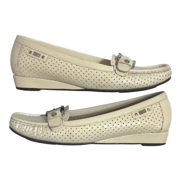 Stuart Weitzman Cream Leather Perforated Loafers Buckle Detail Slip On Size 8.5 - Picture 3 of 7